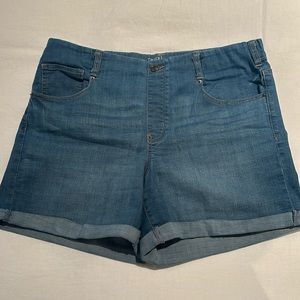 Elastic waste shorts